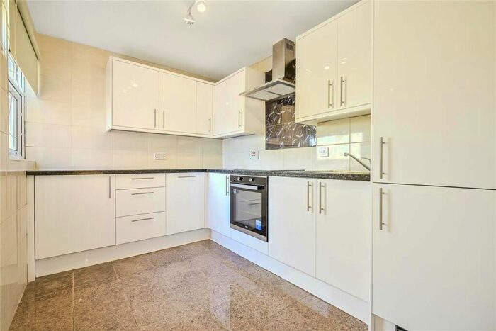 2 Bedroom Flat For Sale In Foxgrove Road, Beckenham, Kent, BR3