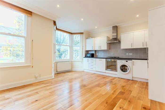 2 Bedroom Flat To Rent In Percy Road, Shepherd's Bush W12