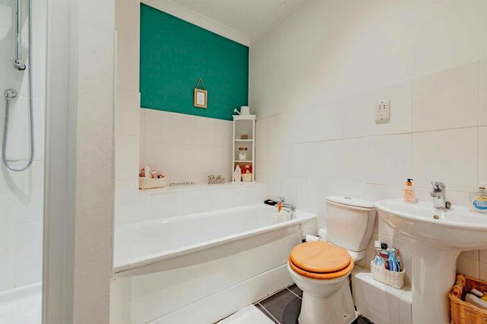 1 Bedroom Flat For Sale In Lumley Road, Horley, RH6