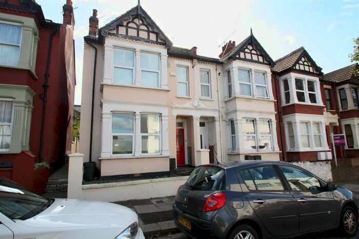 2 Bedroom Flat To Rent In Milton Avenue, Westcliff-On-Sea, SS0