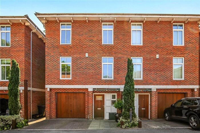 4 Bedroom Semi-Detached House For Sale In Thistledown Close, Winchester, Hampshire, SO22