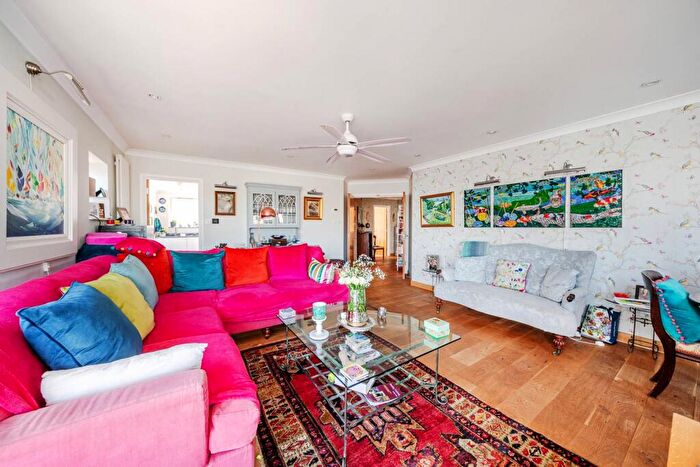 2 Bedroom Flat For Sale In Mendip Court, Battersea, London, SW11