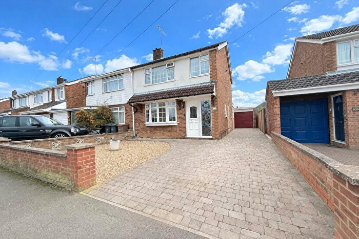 3 Bedroom Semi Detached House For Sale In Kinross Crescent, Sundon Park, Luton, Bedfordshire, LU3