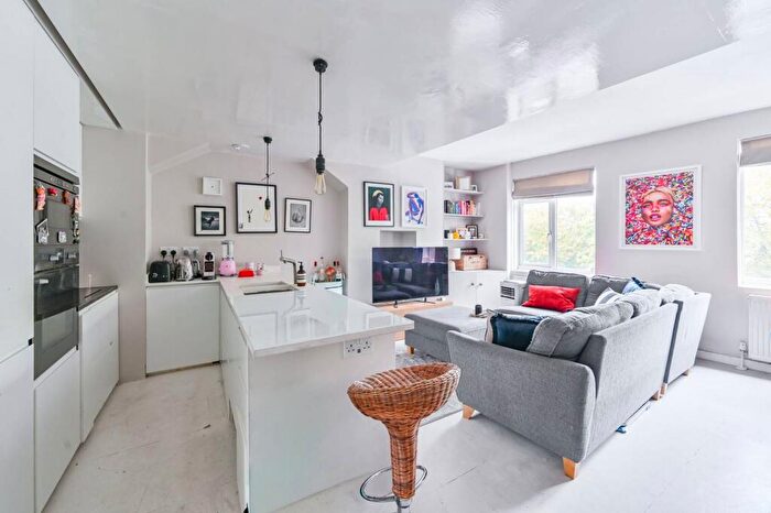 1 Bedroom Flat To Rent In Battersea Park Court, Battersea Park, London, SW11