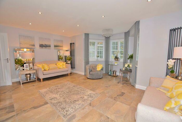 2 Bedroom Flat To Rent In Wilton Hollow, Amersham Road, Beaconsfield, HP9