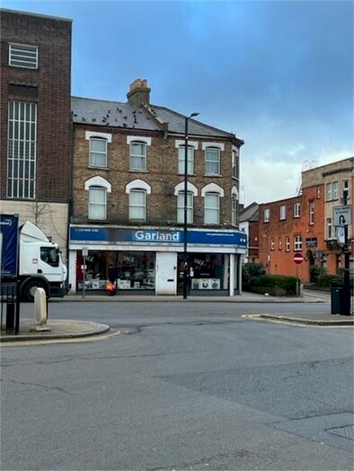 3 Bedroom Flat To Rent In Hall Street, North Finchley, N12