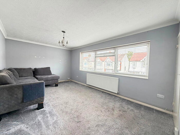 2 Bedroom Maisonette For Sale In Hamilton Avenue, Barkingside, IG6