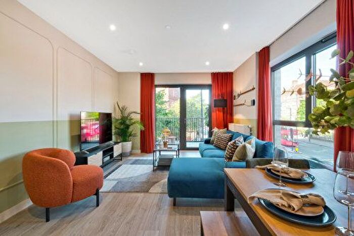 3 Bedroom Flat For Sale In Woodberry Grove, London, N4