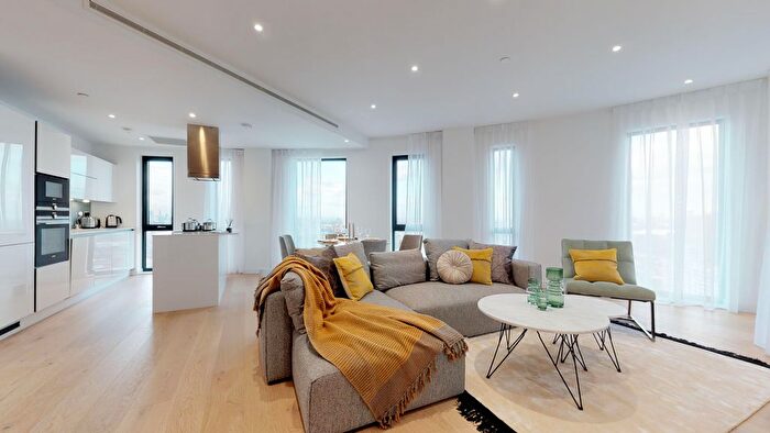 2 Bedroom Flat To Rent In Williamsburg Plaza, Poplar, E14