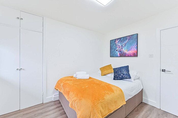 3 Bedroom Flat To Rent In Crownstone Road, Brixton, London, SW2