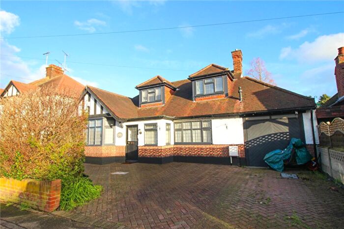 2 Bedroom Apartment For Sale In Mayfield Avenue, Southend-on-Sea, Essex, SS2