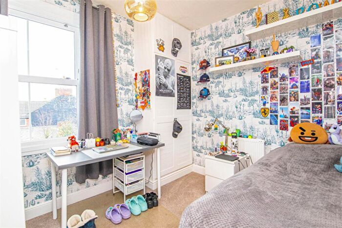 3 Bedroom Terraced House For Sale In Rockingham Road, Kettering, NN16