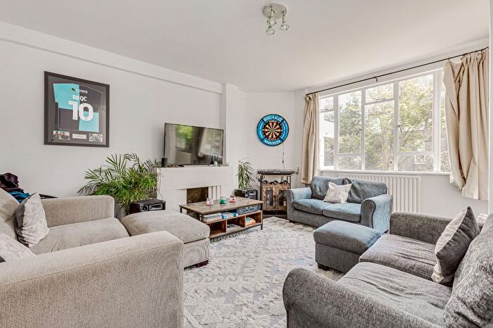 3 Bedroom Flat To Rent In Thurleigh Court, Nightingale Lane, SW12