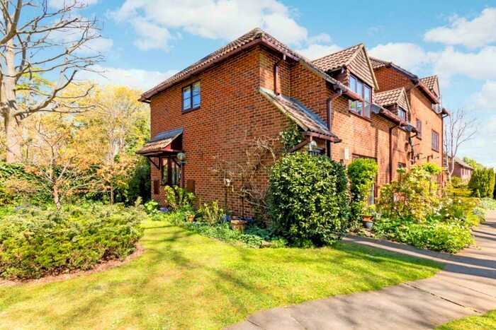 2 Bedroom Flat To Rent In Summerhouse Road Godalming, GU7