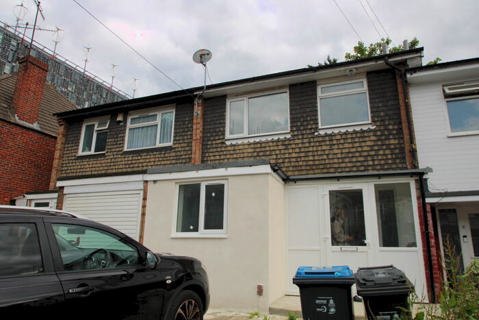 4 Bedroom House To Rent In Midhurst Avenue, Croydon, CR0