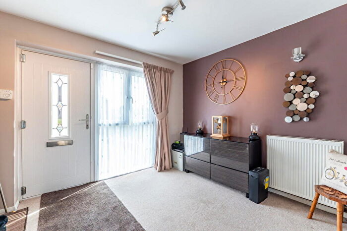 3 Bedroom Semi-Detached House For Sale In High Beech Road, Sundon Park, LU3