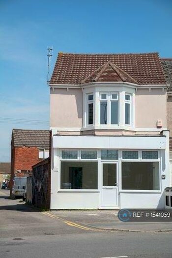 3 Bedroom Flat To Rent In Ferndale Road, Swindon, SN2