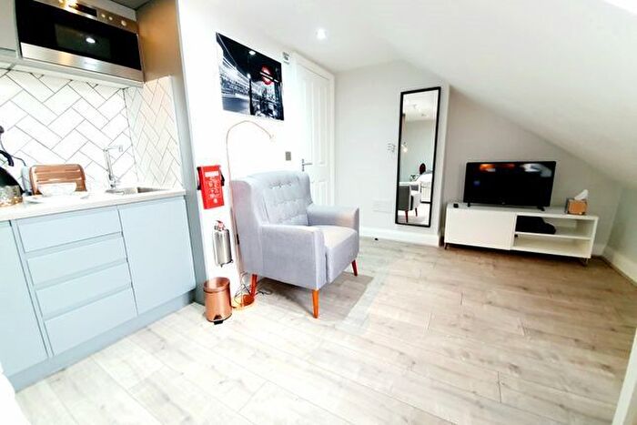 3 Bedroom Flat To Rent In St. Pauls Road, London, N1