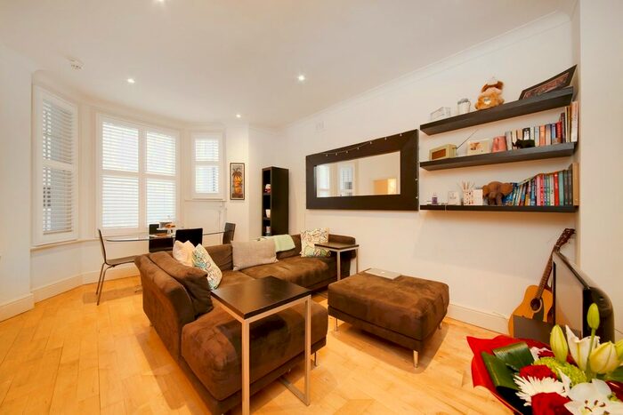 2 Bedroom Flat To Rent In Barons Court Road, London, Greater London, W14