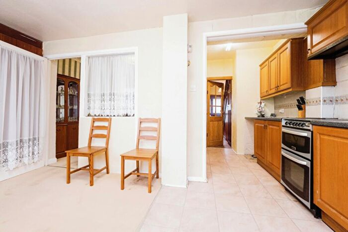 3 Bedroom End Of Terrace House For Sale In Auriel Avenue, Dagenham, Essex, RM10
