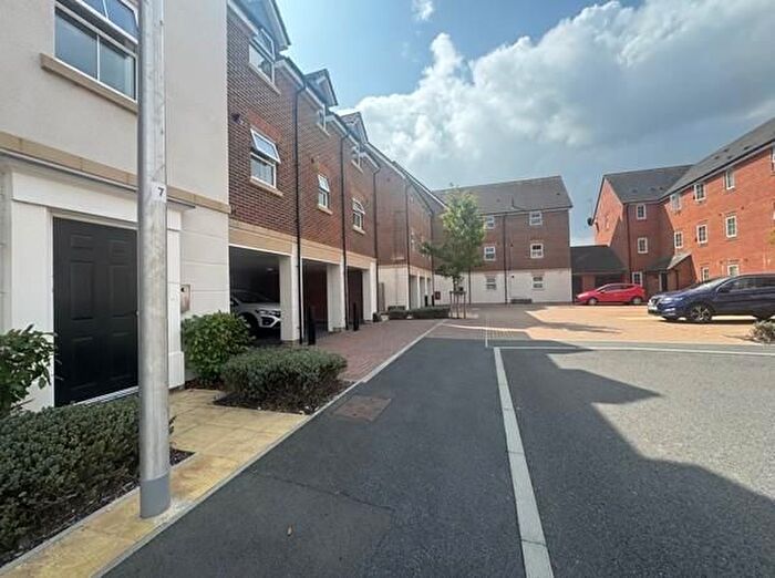 2 Bedroom Flat For Sale In Newbury, Berkshire, RG14