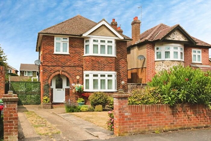 3 Bedroom Detached House For Sale In Meadowbrook Close, Colnbrook, SL3