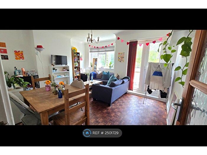 3 Bedroom Flat To Rent In Shaftesbury Court, London, N1