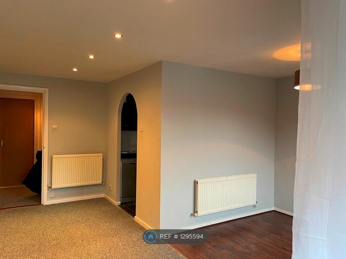 2 Bedroom Flat To Rent In Gables Close, London SE12