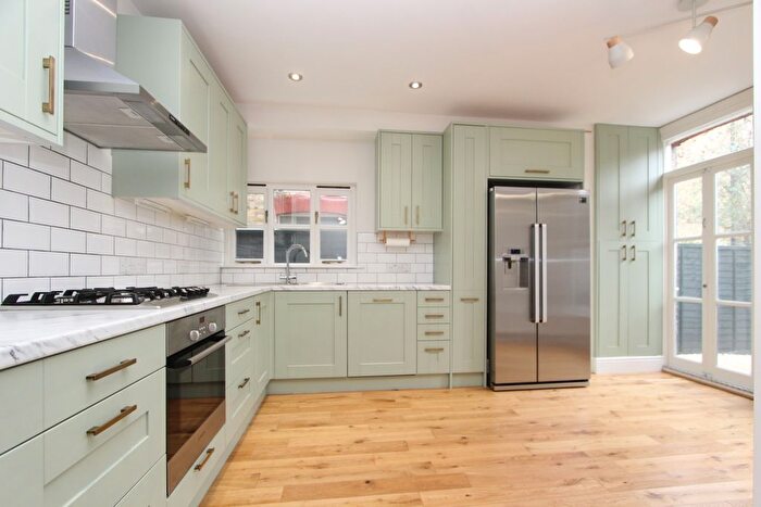 2 Bedroom Flat To Rent In Crescent Road, Alexandra Park, London, N22