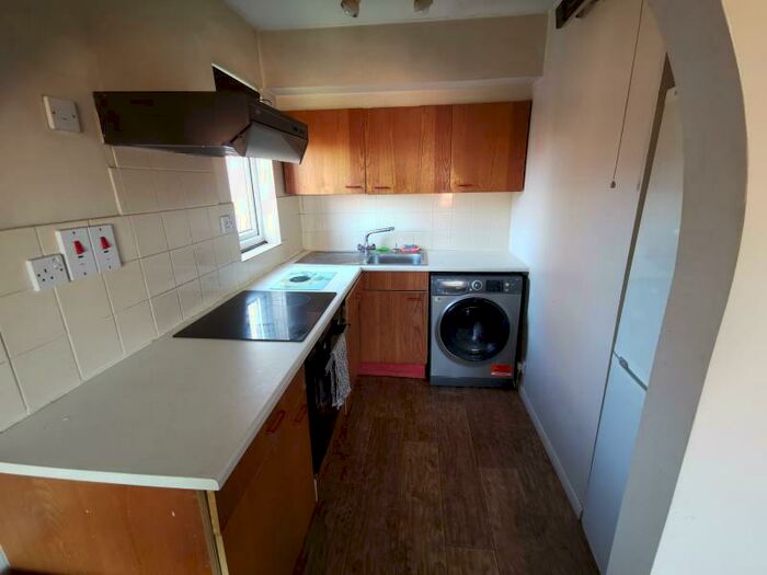 Flat To Rent In Maltby Drive, Enfield, EN1