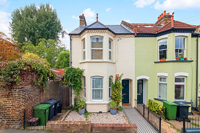 2 Bedroom Apartment For Sale In Woodland Hill, Crystal Palace, London, SE19