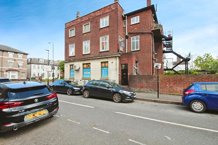 3 Bedroom Flat To Rent In Romford Road, Forest Gate, E7