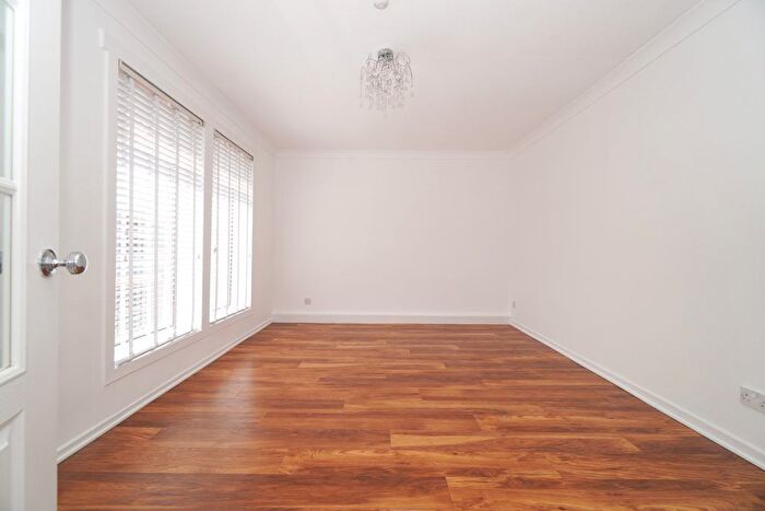 3 Bedroom Flat For Sale In Shakespeare Avenue, Clydebank, G81