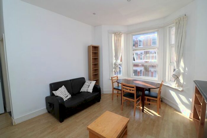 2 Bedroom Flat To Rent In Tremadoc Road, London, SW4