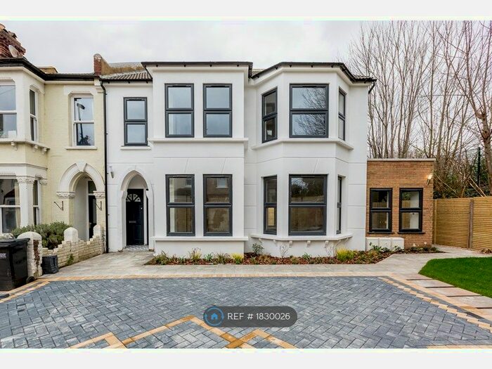 2 Bedroom Maisonette To Rent In Amberley Grove, Croydon, CR0