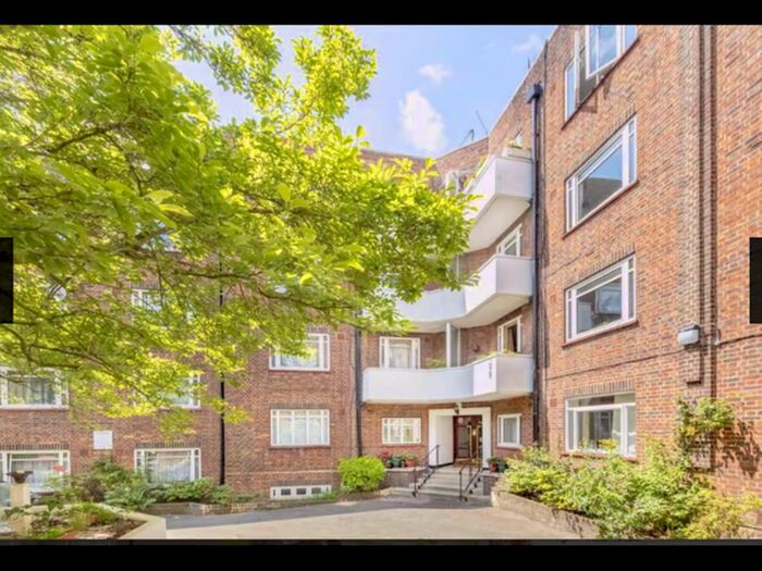 3 Bedroom Flat To Rent In Cromwell Court, Kingston Upon Thames, London, KT2