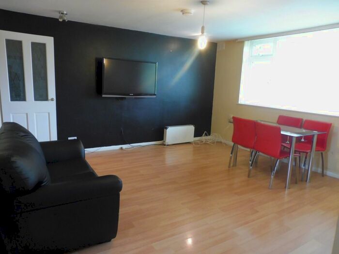 2 Bedroom Flat To Rent In Farleigh Lane, East Farleigh, Maidstone, ME16