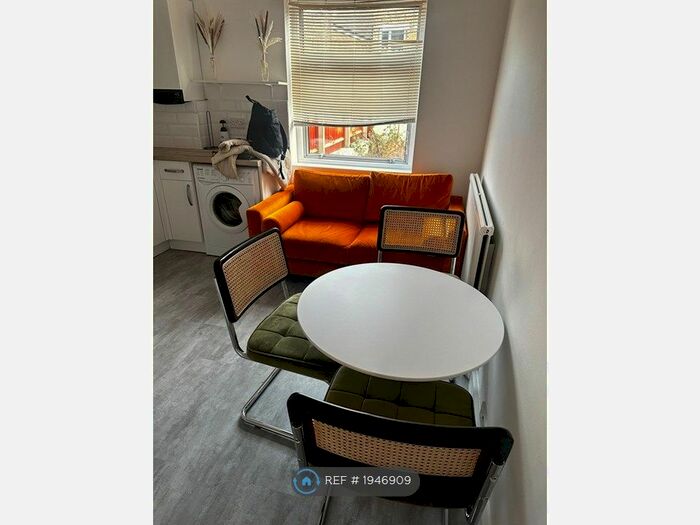 2 Bedroom Flat To Rent In Balfour Road, London, SE25
