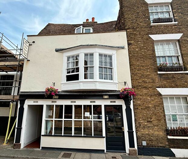 2 Bedroom Restaurant Retail Property / Shop For Sale In Middle Street, Deal, Kent, CT14