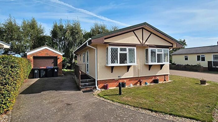 2 Bedroom Mobile/park Home For Sale In Keat Farm Close, Herne Bay, CT6