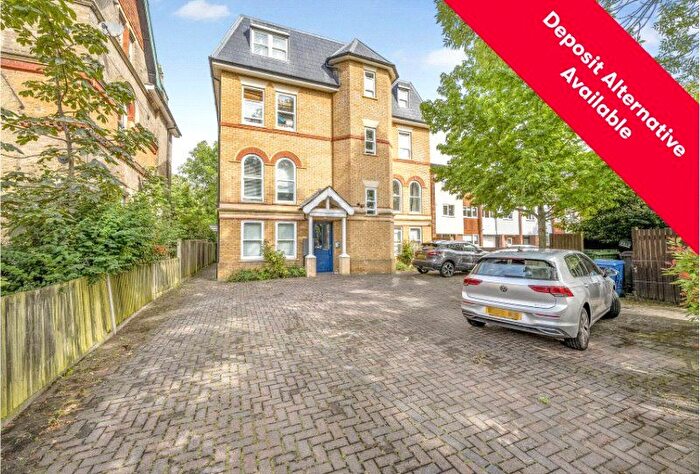 2 Bedroom Flat To Rent In The Avenue, Worcester Park, Surrey, KT4