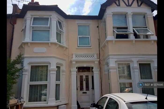 1 Bedroom Flat To Rent In Valentines Road, Ilford, IG1