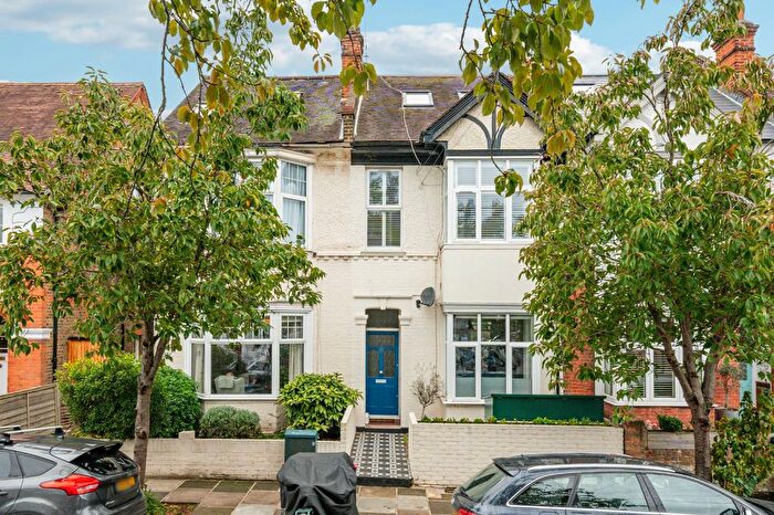 3 Bedroom Flat To Rent In Elm Road, East Sheen, SW14