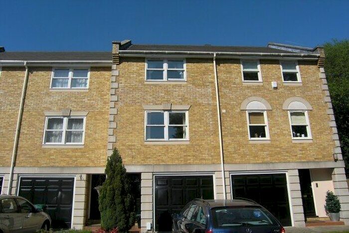 2 Bedroom Semi-Detached House To Rent In Vicarage Drive, Beckenham, BR3