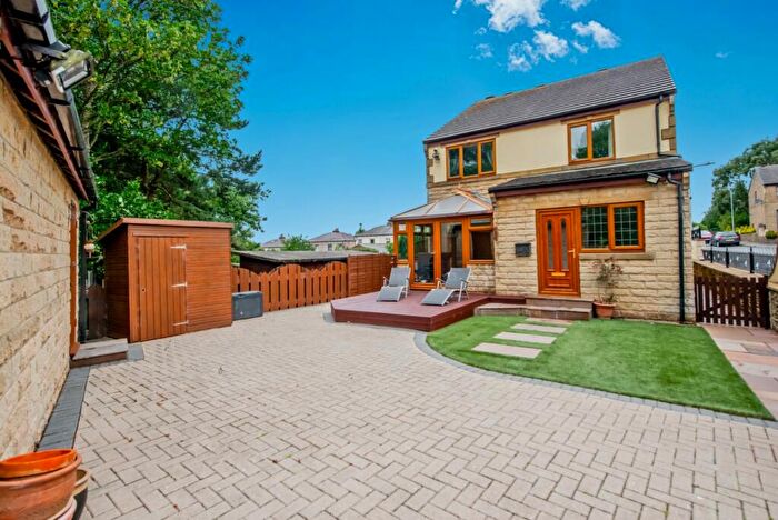 4 Bedroom Detached House For Sale In Edgemoor Close, Toftshaw Lane, Bradford, West Yorkshire, BD4