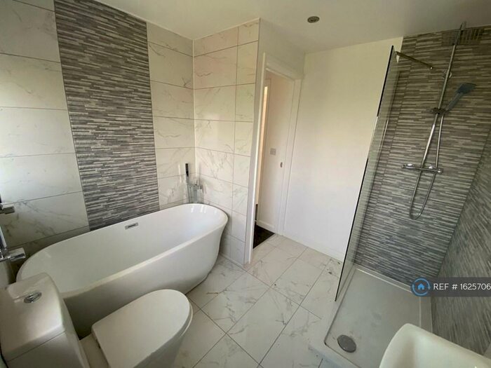 4 Bedroom Semi-Detached House To Rent In Birley Spa Lane, Sheffield, S12