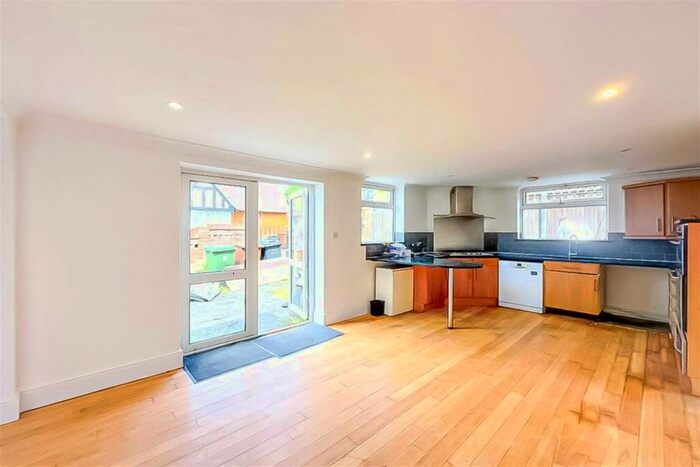 3 Bedroom Detached House To Rent In High Street, Elstree, WD6