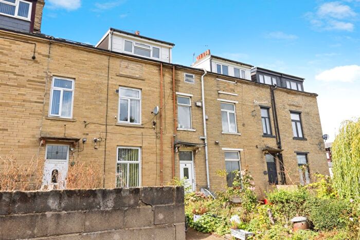 6 Bedroom Terraced House For Sale In Summerseat Place, Bradford, BD7