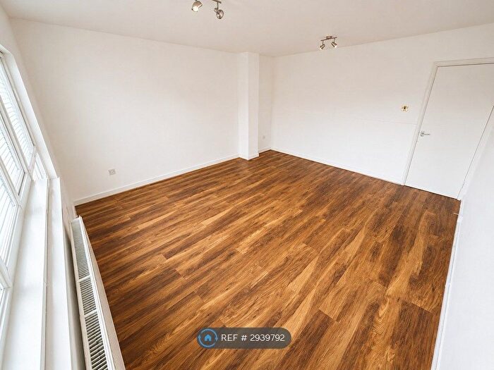 3 Bedroom Flat To Rent In Holmefield House, London, W10