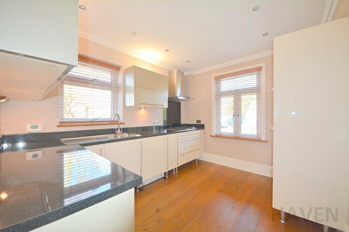 3 Bedroom Flat To Rent In Hale Lane, London, NW7